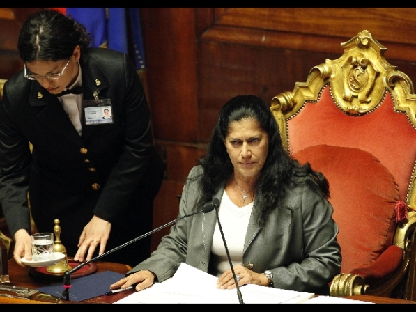 Senato: Rosi Mauro in aula, applausi e contestazioni