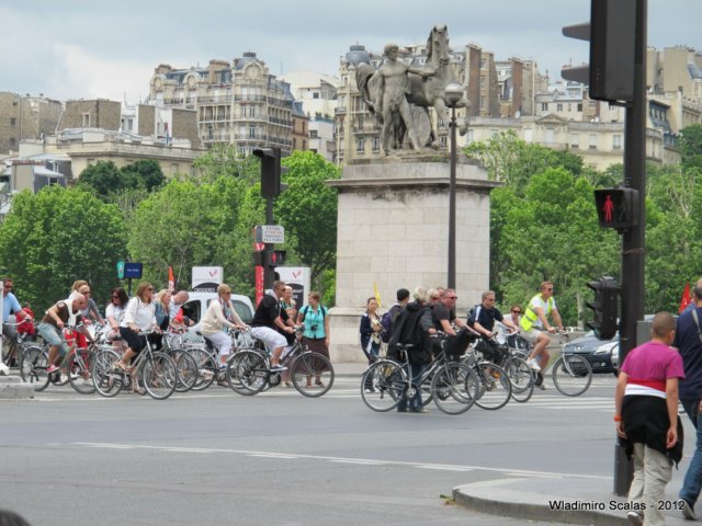 Parigi, fra bici e mezzi elettrici
