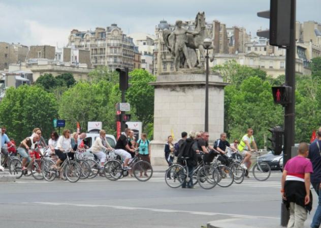 Parigi, fra bici e mezzi elettrici