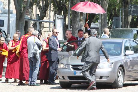 Il Dalai Lama in visita ai terremotati: "Prego per voi"