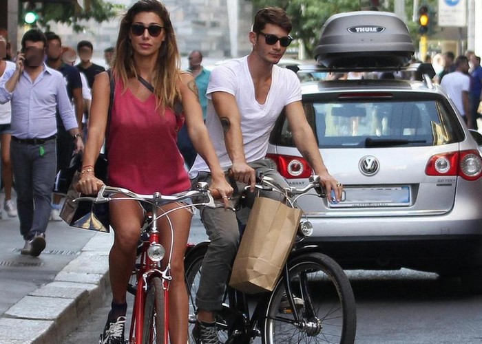 Belen, l'amore corre in bici tra trasparenze e autografi