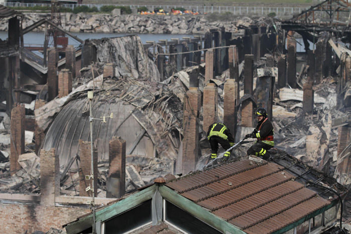 Napoli, in fiamme la citt&agrave; della scienza