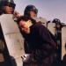 1987 - Una madre coreana piange davanti alla polizia dopo l'arresto di suo figlio (foto di Anthony Suau)