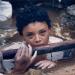 1985 - Bambino colombiano nel fango dopo l'eruzione del vulcano Nevado del Ruíz (foto di Frank Fournier)