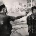 1968 - Un poliziotto vietnamita mentre spara a un sospetto vietcong (foto di Eddie Adams)